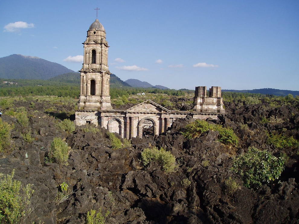 церковь в Мексике, окутанная вулканической лавой